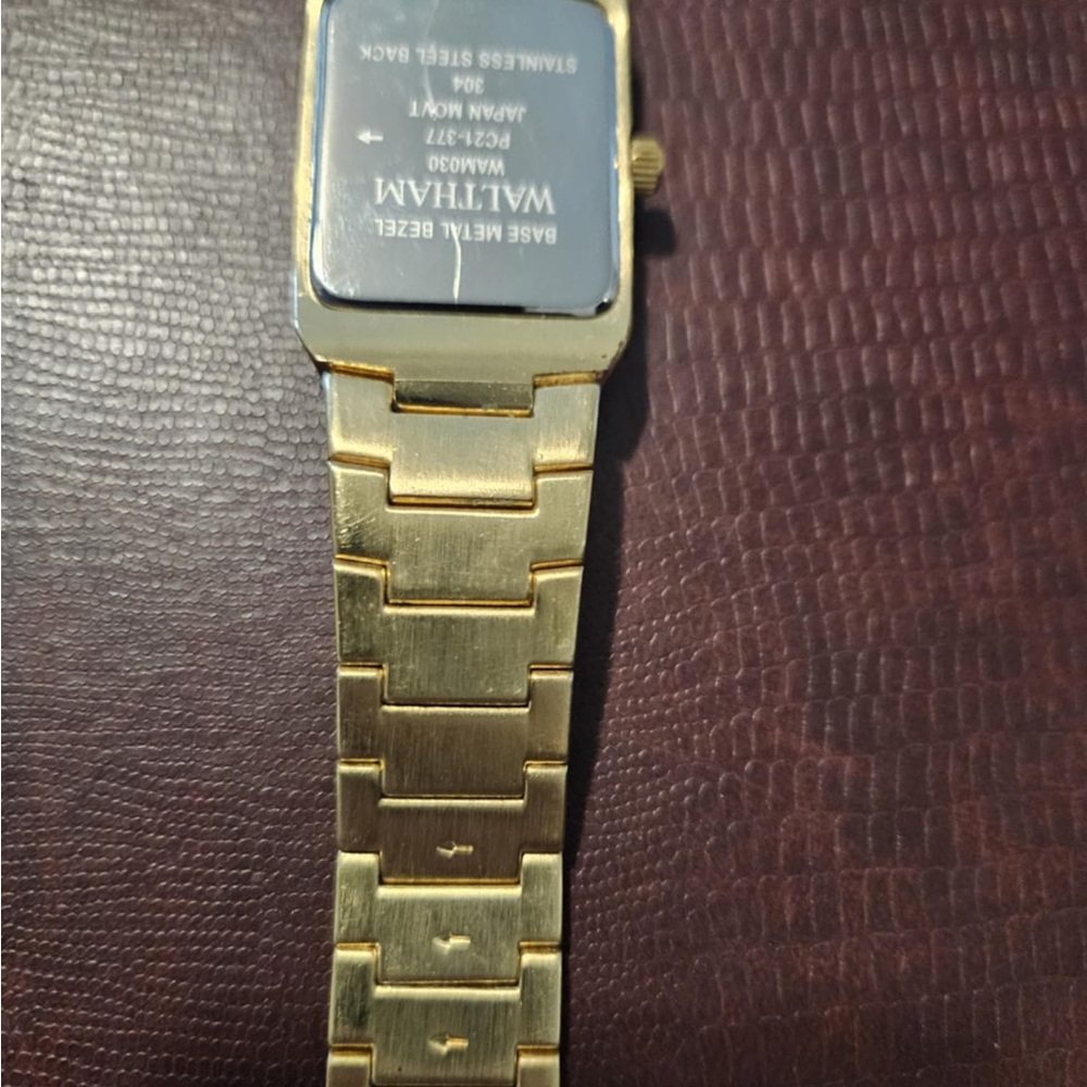 Gold Modern Watch with Sleek Design